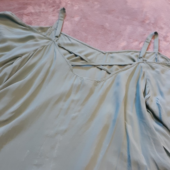 Torrid women's size 3 cold shoulder blouse - Picture 6 of 8